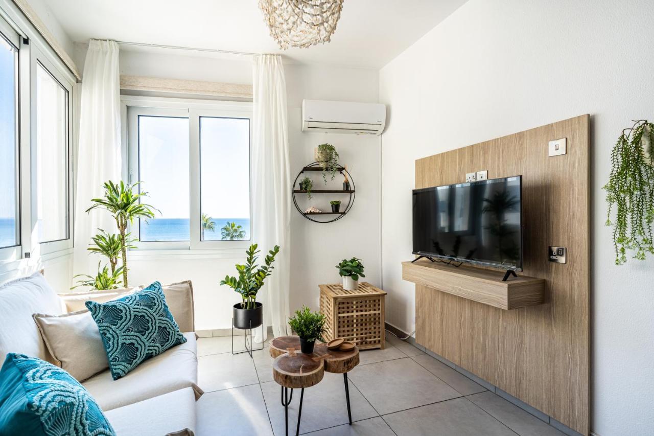 Whispering Palms 1-Br Apt By Finikoudes Beach Larnaca Exterior photo
